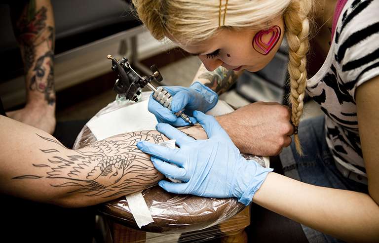 Tattoo artists at risk for musculoskeletal discomfort, study finds ...