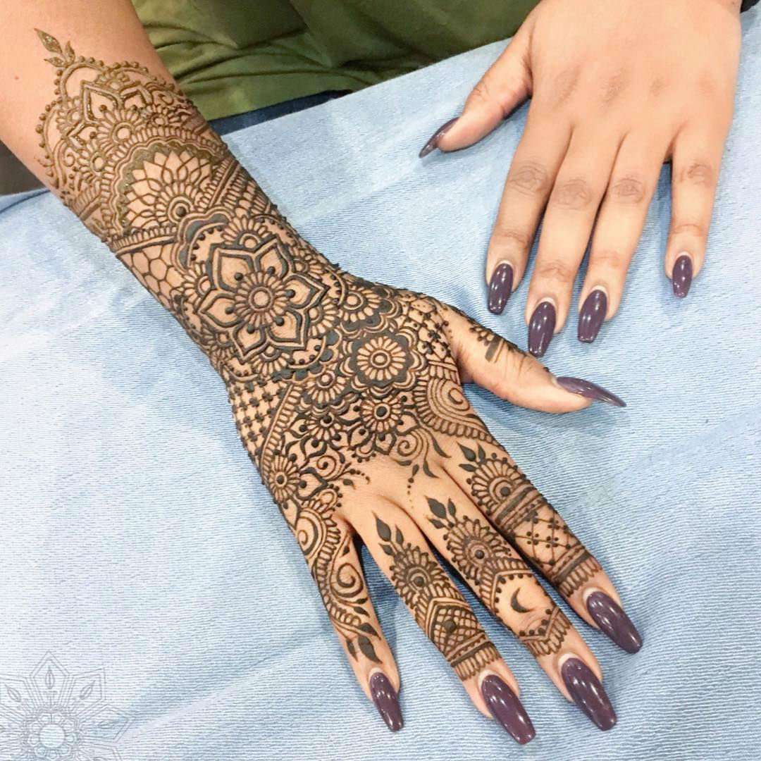 Unique and stunning henna tattoos design
